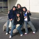 Freundinnen auf der Steinschildkröte vor der Schule